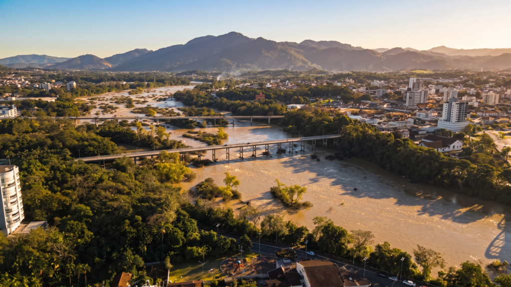 Bem-vindo a Santa Catarina: Onde se vota na direita e se vive no socialismo.