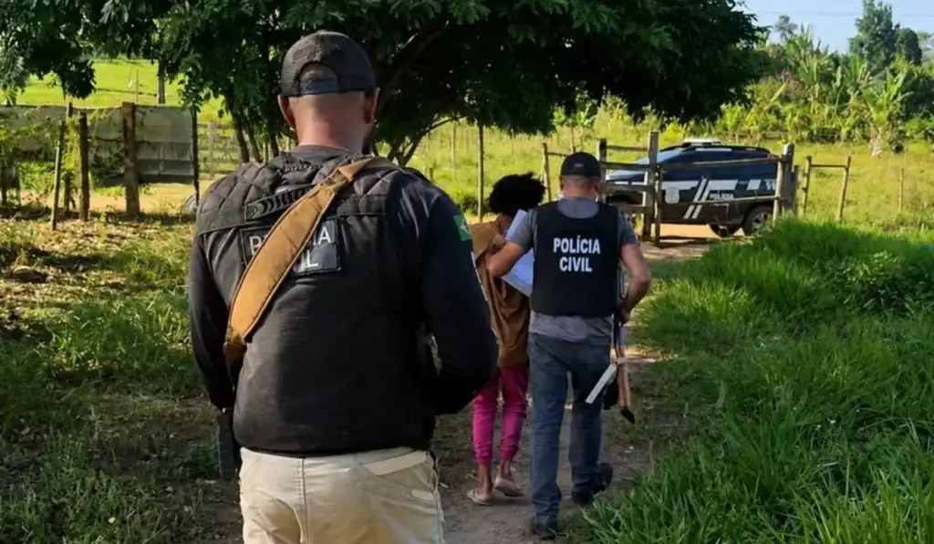 Filho entrega bilhetes na escola e salva mãe mantida em cárcere