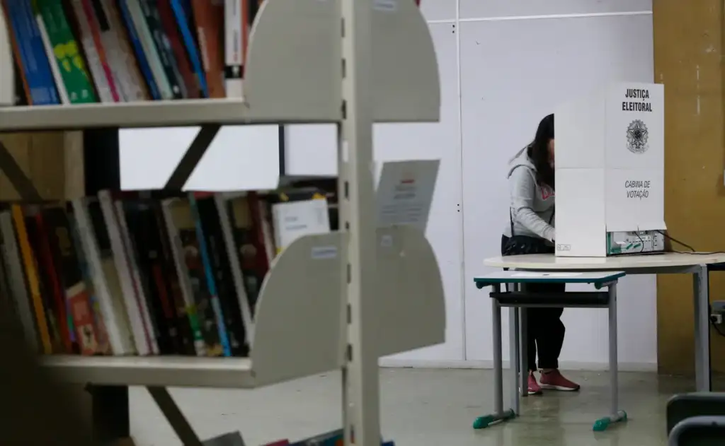 “Desvinculados”: um terço dos eleitores brasileiros “desistiu” de votar por cansaço e desânimo, revela estudo; maioria é de jovens