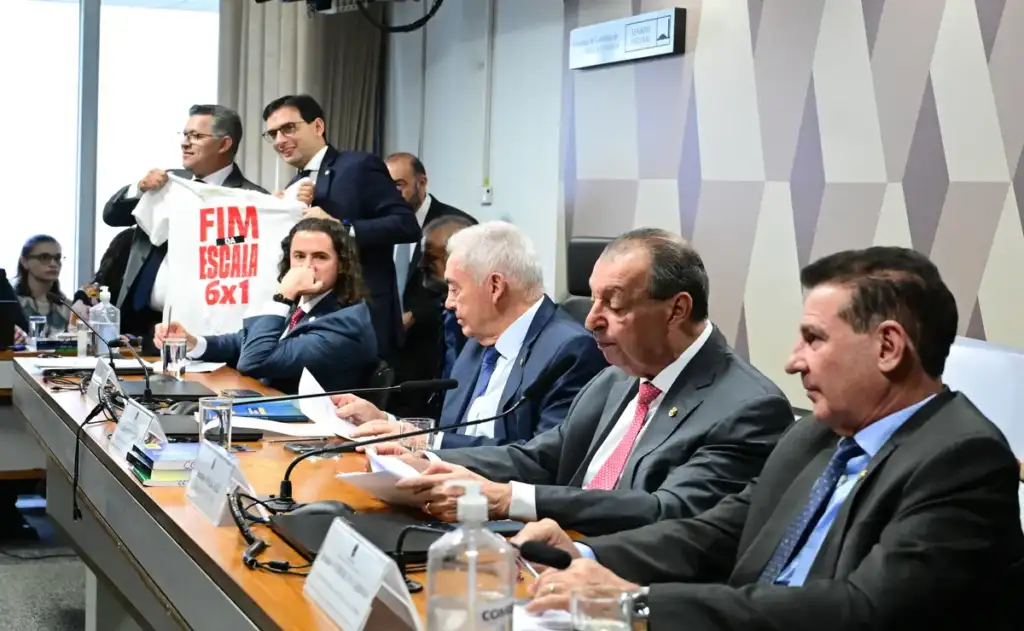 Em votação histórica, CCJ do Senado aprova fim da escala 6X1