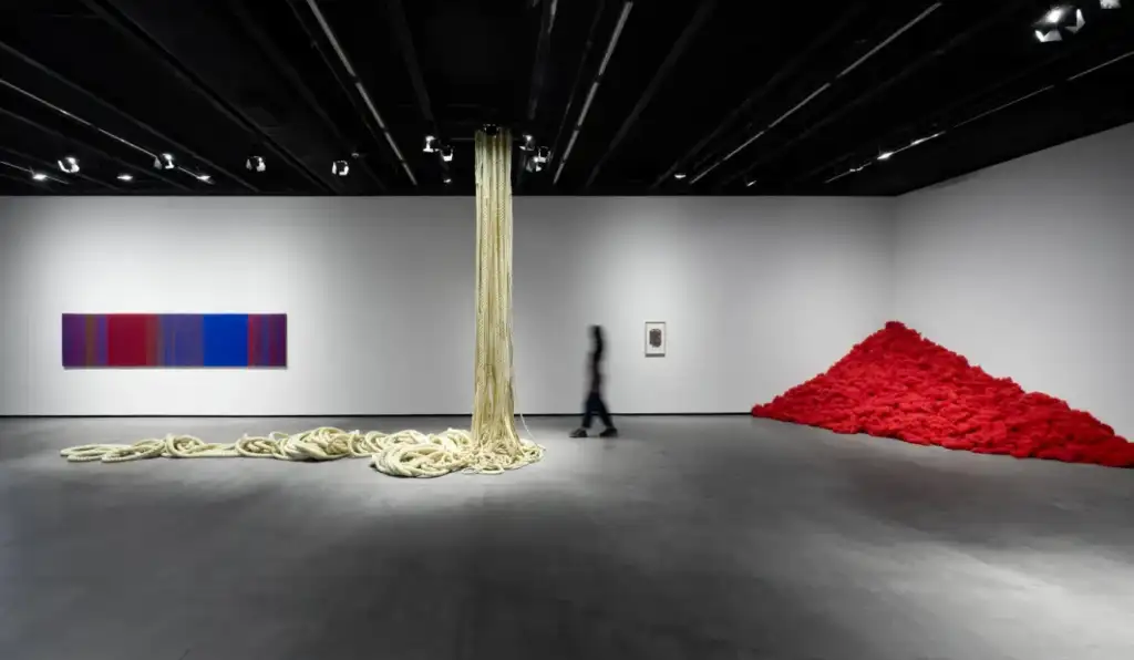 Sheila Hicks ganha exposição com seis décadas de arte têxtil em São Paulo
