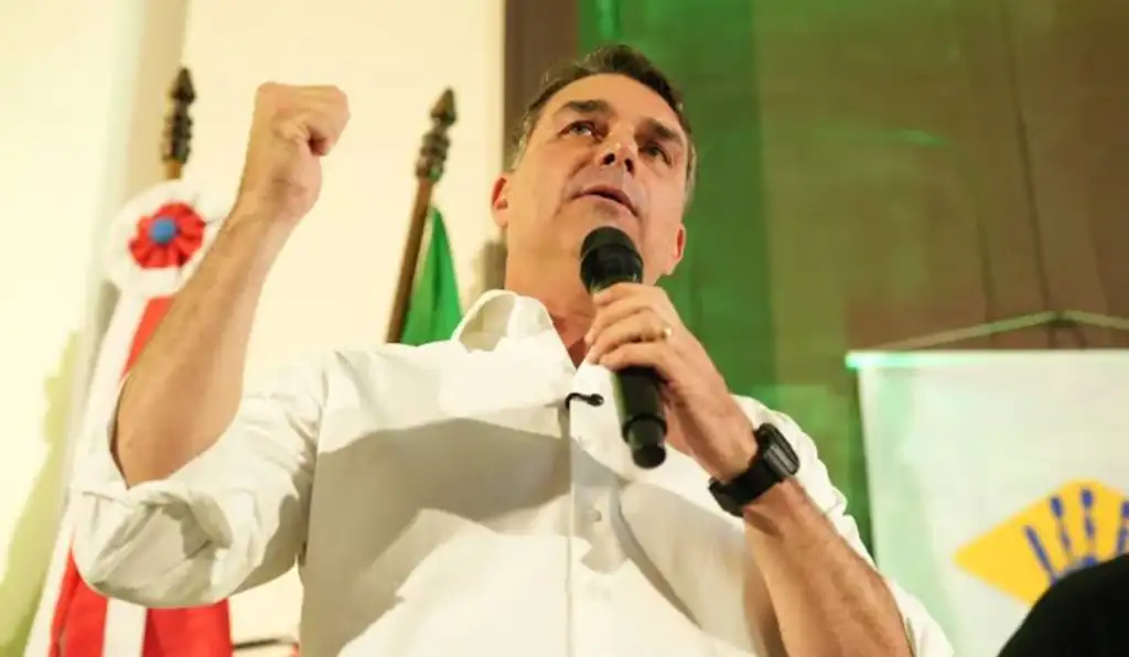 Escala 6×1 vira problema para Flávio Bolsonaro em plena campanha