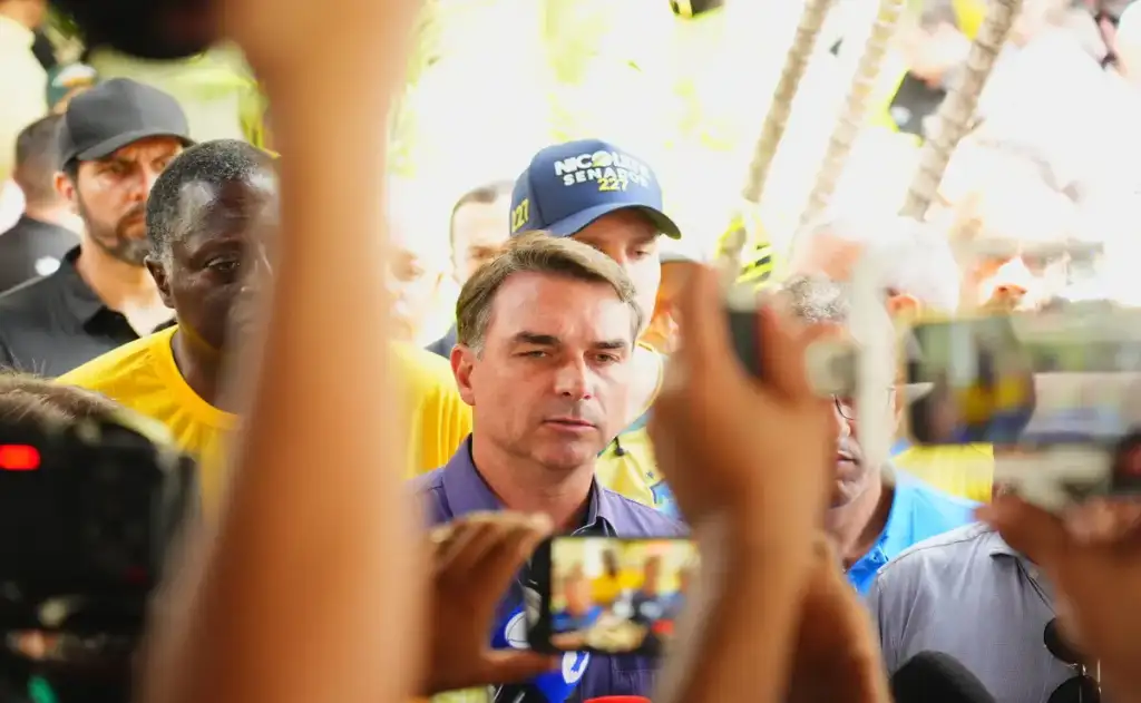 Empresas de Flávio Bolsonaro e do “Careca do INSS” funcionam no mesmo endereço em Brasília