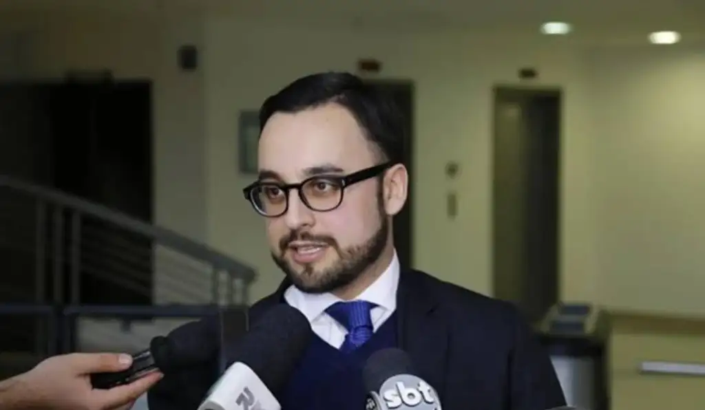 Chefe jurídico de Flávio atuou com irmã e amigo de Nunes Marques