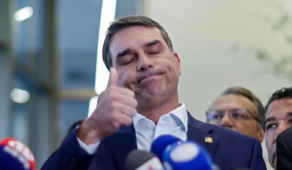 Contas do exterior pagam anúncios para impulsionar Flávio Bolsonaro