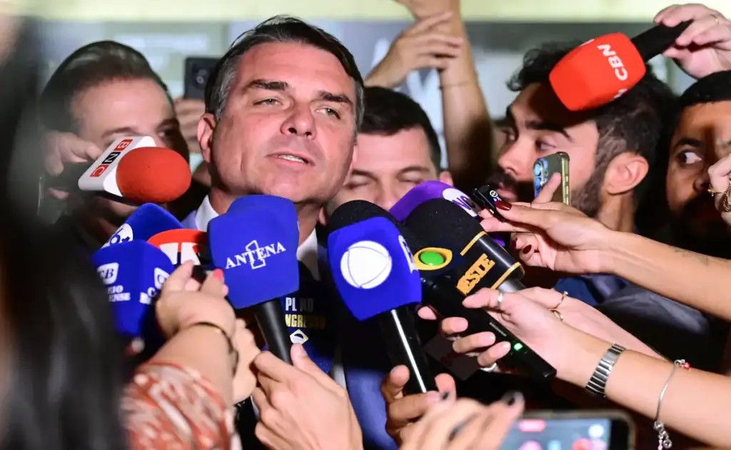 PF relata novos encontros de Flávio Bolsonaro com Vorcaro