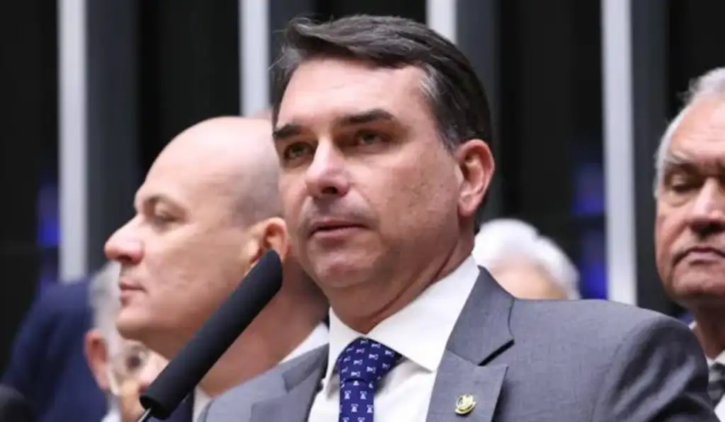 PF descobre viagens de Flávio Bolsonaro com advogado investigado na fraude do INSS