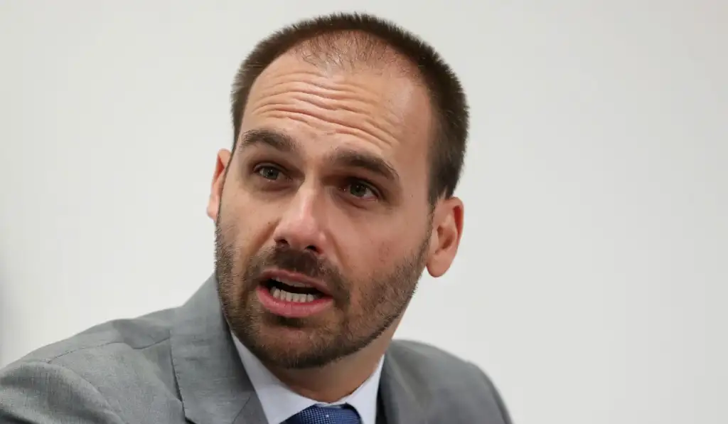 PF aponta orientação de Eduardo Bolsonaro para gerir dinheiro do Master nos EUA