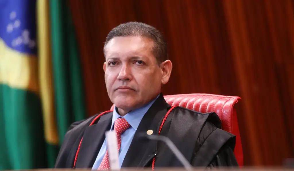 Nunes Marques deixa julgamento após filho aparecer em mensagens de Vorcaro