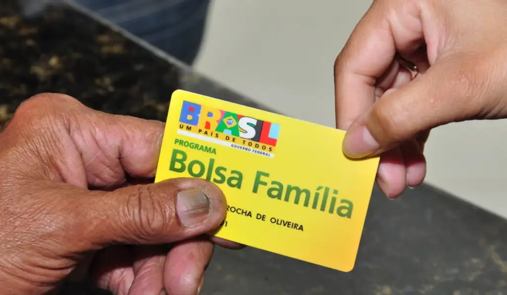 Bolsa Família terá novo piso de R$ 691 a partir de outubro