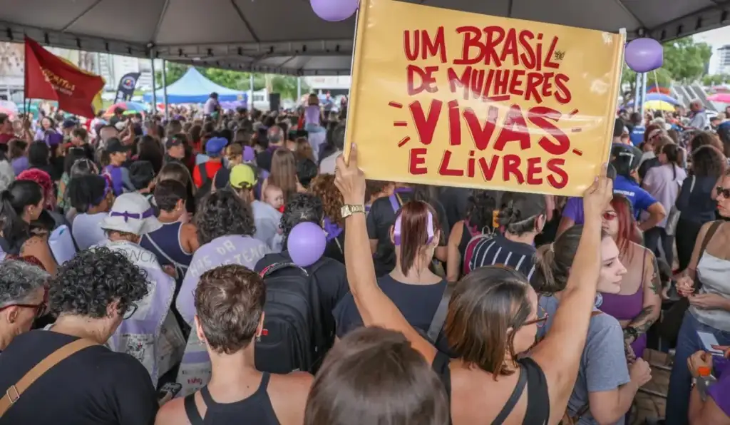 Violência muda rotina e limita escolhas de 98% das mulheres no Brasil