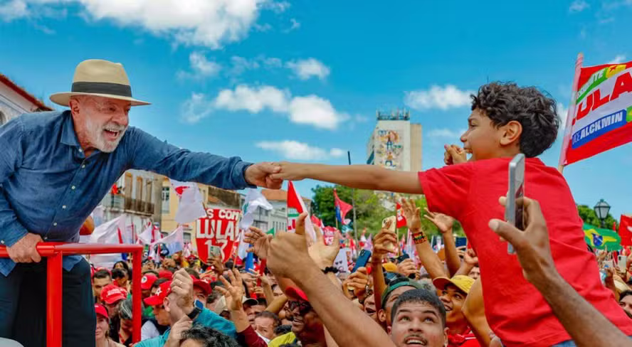 Lula é reeleito de virada e conquista quarto mandato inédito no Brasil