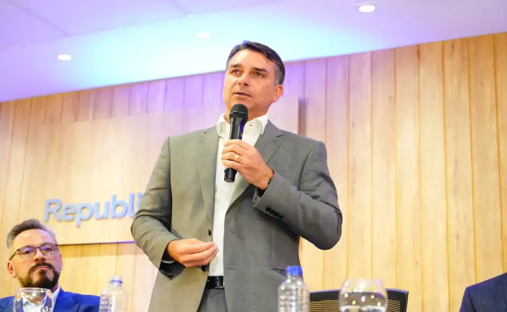 Coligação de Lula denuncia uso de crianças em propaganda de Flávio Bolsonaro para divulgar fake news