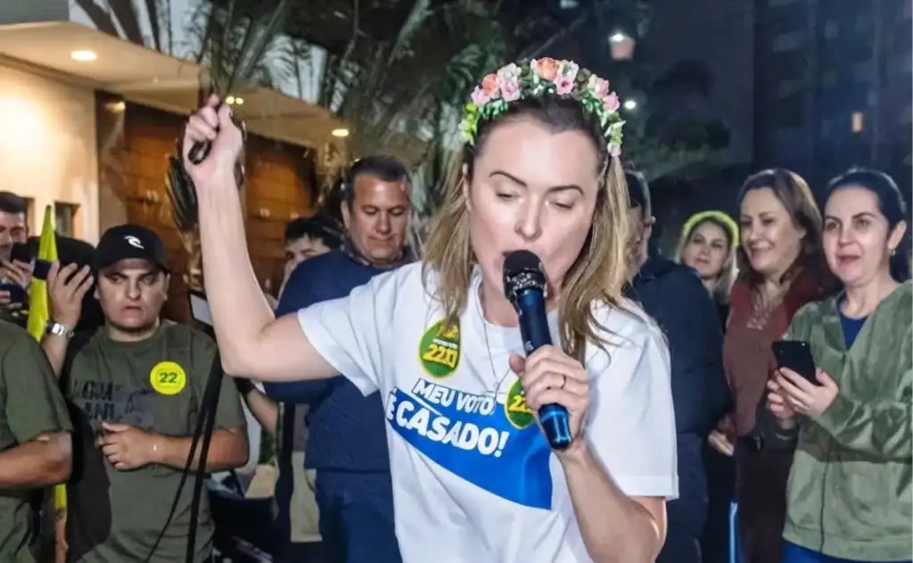 Coronelismo? Júlia Zanatta comemora votação usando um chicote em Criciúma