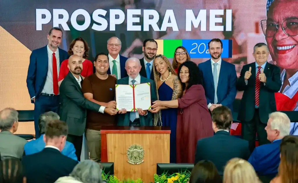 Lula anuncia aumento de teto de faturamento e crédito de R$ 5 mil para MEIs
