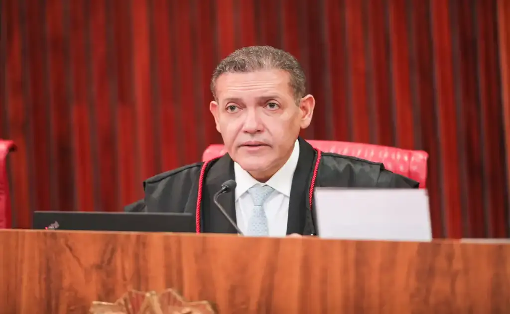 Após se declarar impedido no STF, Nunes Marques segue julgando ações envolvendo o Master no TSE