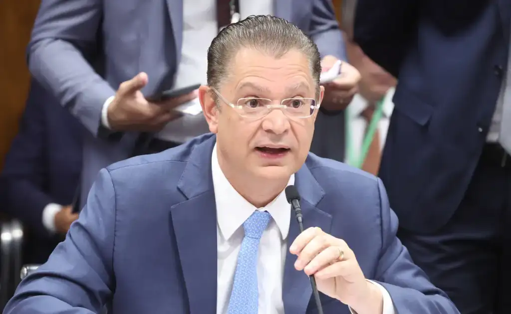 Líder do PL admite que Flávio Bolsonaro vai votar fim da 6X1 agora e depois propor salário por hora trabalhada se eleito