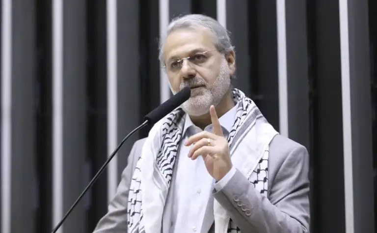 Candidato a deputado federal pelo PT do Paraná enfrenta processo de advogado de Vorcaro por dar visibilidade ao debate público sobre o conflito no Oriente Médio