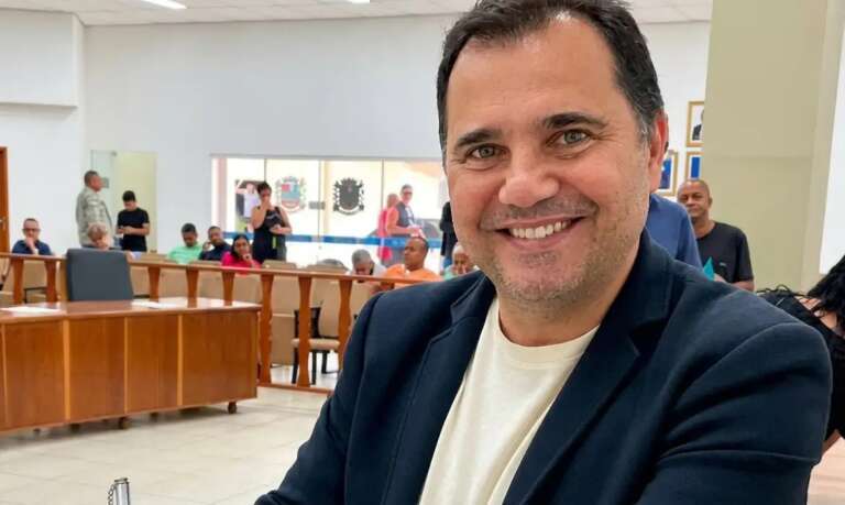 O secretário Municipal de Desenvolvimento Econômico de Queimados, na Baixada Fluminense, Jefferson Dias da Silva, morreu na noite desta segunda-feira (19) após ser baleado durante uma abordagem da Polícia Militar na Avenida Brasil, na altura de Bonsucesso, Zona Norte do Rio de Janeiro. Ele tinha 51 anos e já havia exercido três mandatos como vereador no município .