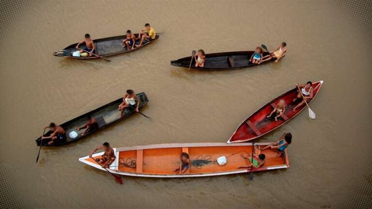 A cinco dias do segundo turno das eleições de 2026, marcado para domingo (25), a Justiça Eleitoral do Amazonas negou um pedido de transporte fluvial gratuito para eleitores indígenas da Terra Indígena Vale do Javari, no extremo oeste do estado, na região de fronteira com o Peru. A decisão foi publicada nesta terça-feira (20) pela juíza Dálethe Borges Messias, da 42ª Zona Eleitoral, em Atalaia do Norte .
