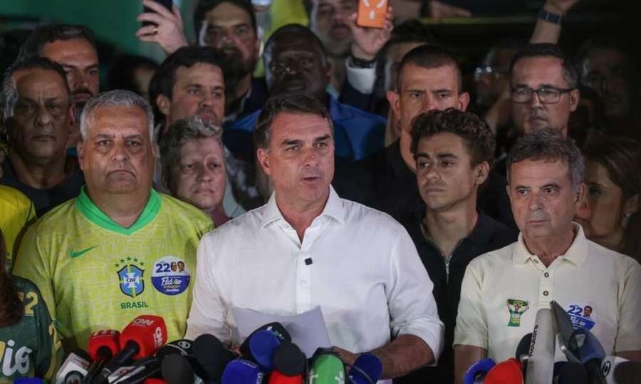Flávio Bolsonaro entra na Argentina com a família e seguiu para o Equador antes de fugir para os EUA