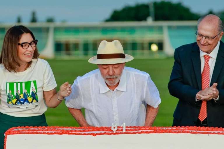 Lula chama fuga de Flávio de “ato vergonhoso” e diz que adversário “deve alguma coisa” à Justiça