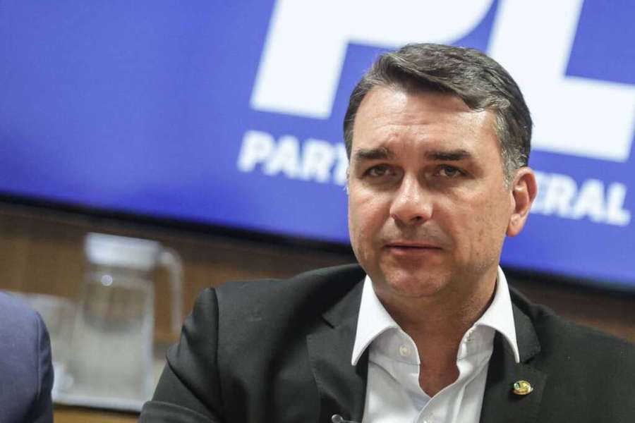 Mesmo nos EUA, Flávio Rachadinha mantém gabinete de R$ 384 mil por mês até janeiro de 2027