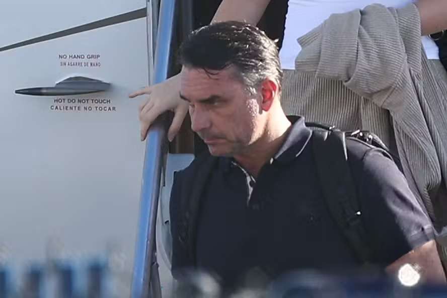 #DeportTheBolsonaros ganha força nos EUA e democratas cobram explicações sobre visto a Flávio