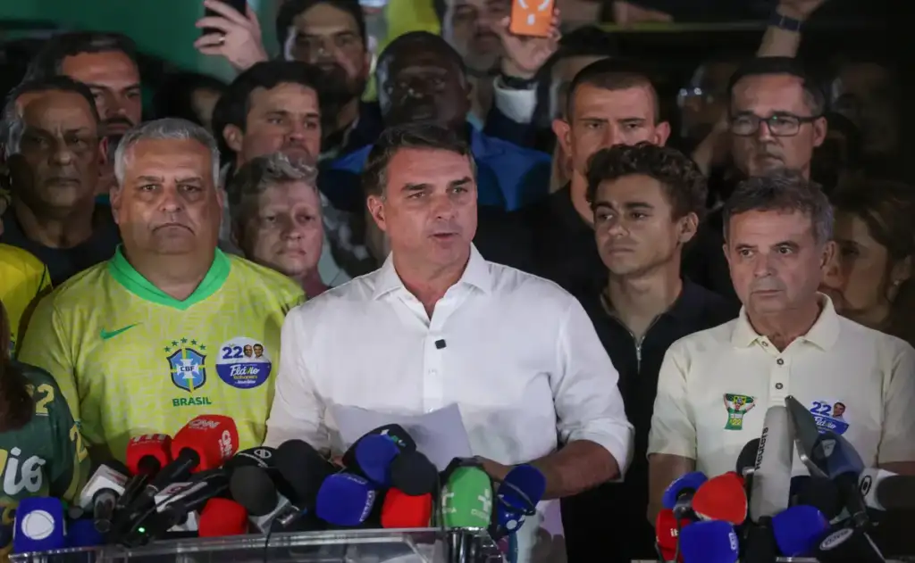 Derrotado, Flávio Bolsonaro recua e desiste de pedir anulação das eleições