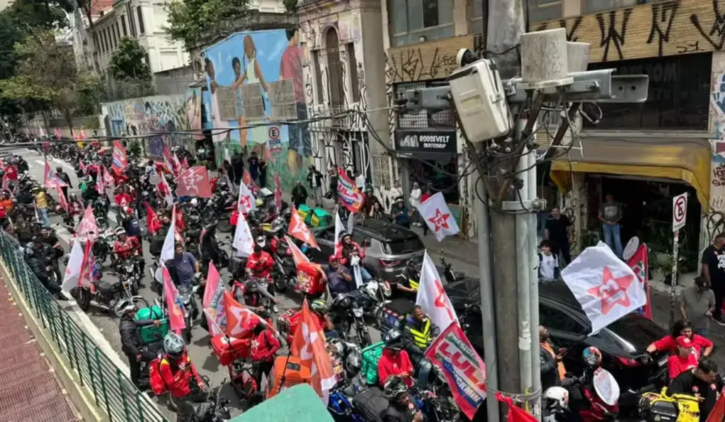 Entregadores de app realizam motociatas por Lula e pela democracia