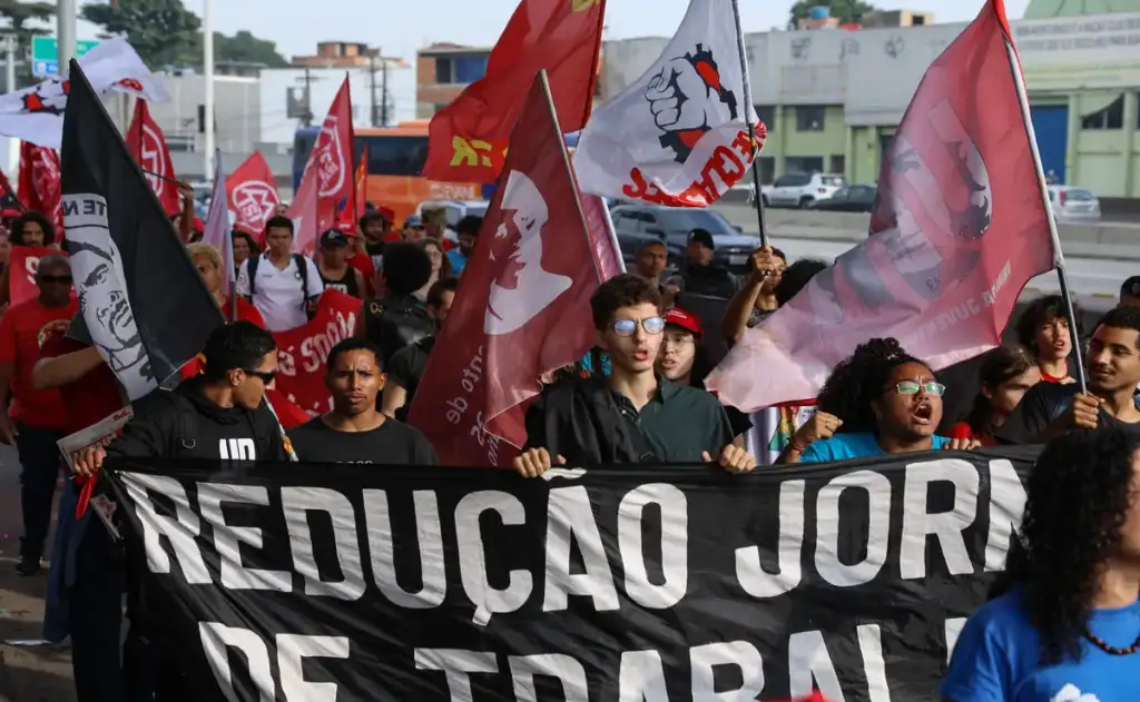 Fim da 6 X 1 está na pauta do Senado desta terça-feira; Flávio Bolsonaro trabalha contra votação
