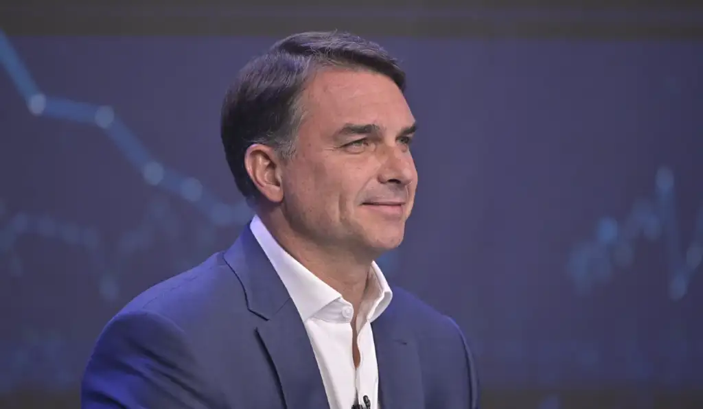Flávio Bolsonaro aparece como advogado de PMs acusados de matar porteiro e entregador