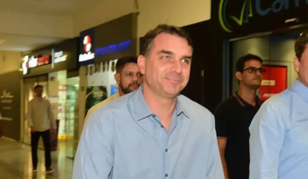 Flávio Bolsonaro despejou R$ 8,3 milhões em aeroporto que não recebe voos comerciais