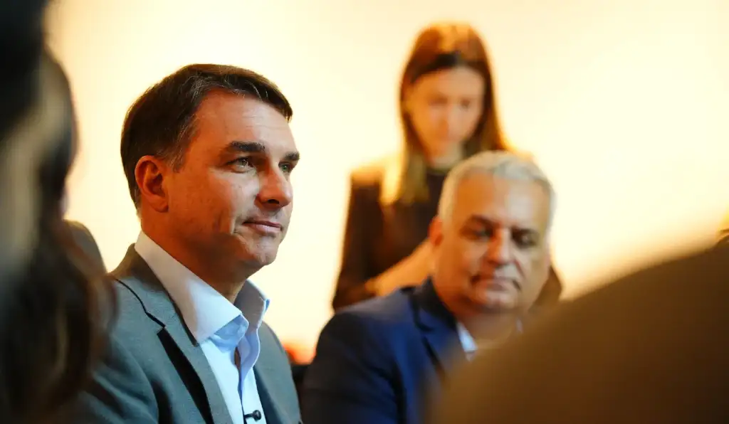 BOMBA! PF obtém emails que apontam uso da mesma conta bancária por Flávio e responsável pelas fraudes no INSS