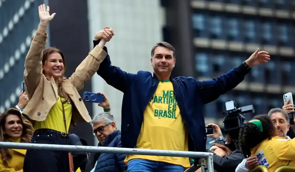 Do filme do pai a emendas: as investigações que rondam Flávio Bolsonaro