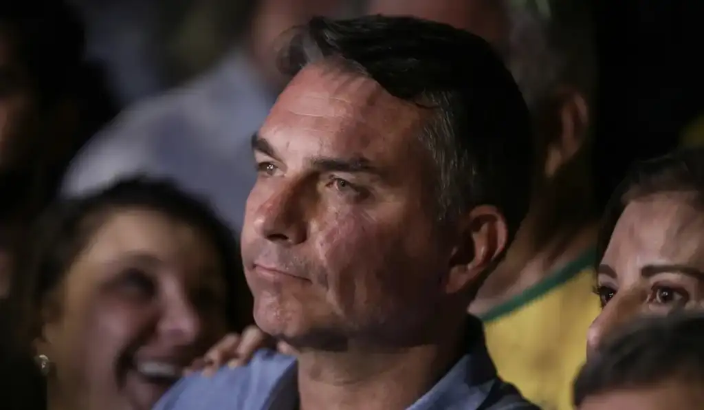 Como Flávio votou sobre direitos das mulheres? Histórico revela oposição
