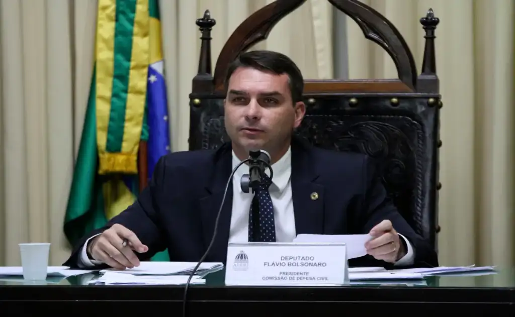 Veja porque Flávio Bolsonaro ficou nervoso ao ser cobrado por Lula por voto contra licença-maternidade