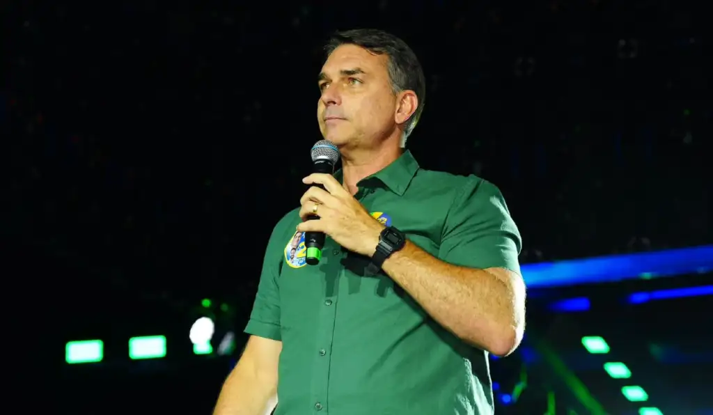 Flávio é abandonado por aliados após fugir para os EUA