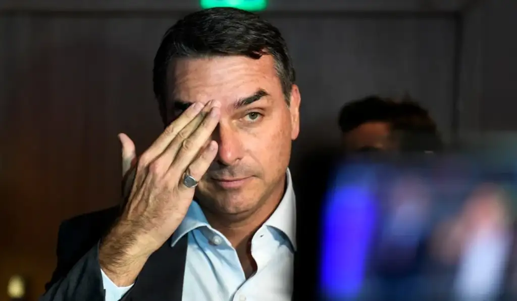 Flávio Bolsonaro pede que TSE derrube o BFC e outros veículos progressistas
