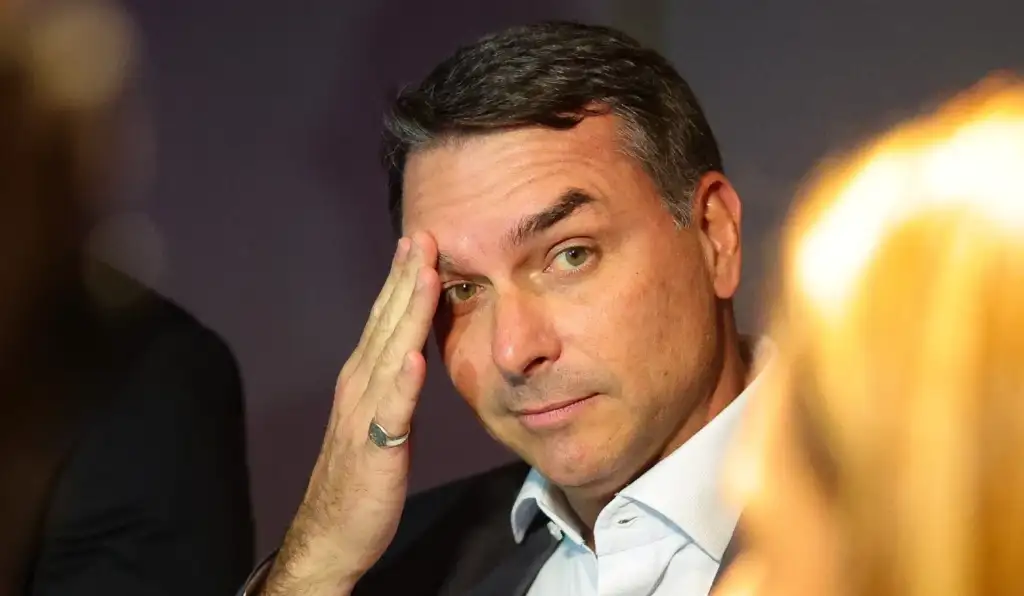 Flávio Bolsonaro comete crime eleitoral ao pedir votos diante da imprensa