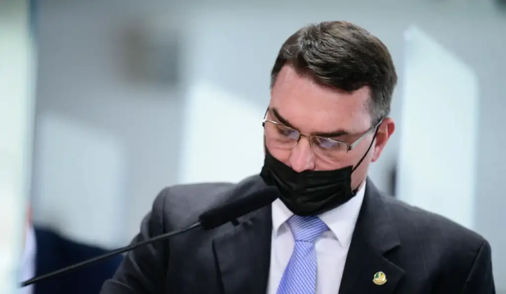 Flávio minimizou denúncias da Covaxin e defendeu em CPI empresa que lhe deu Rolex e festa com prostitutas