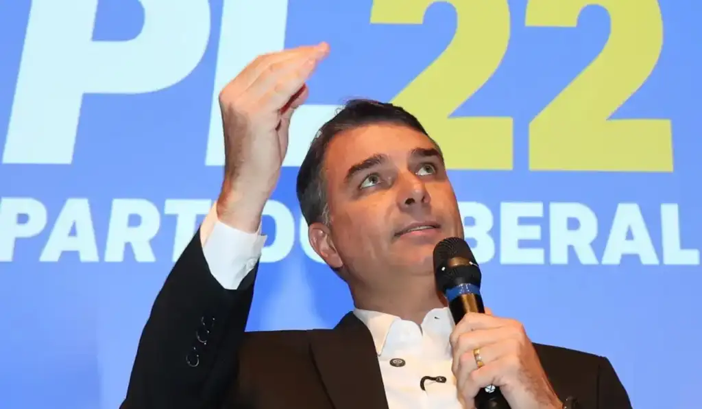 Flávio Bolsonaro vai ao TSE para tentar tirar do ar o Exército do Lula