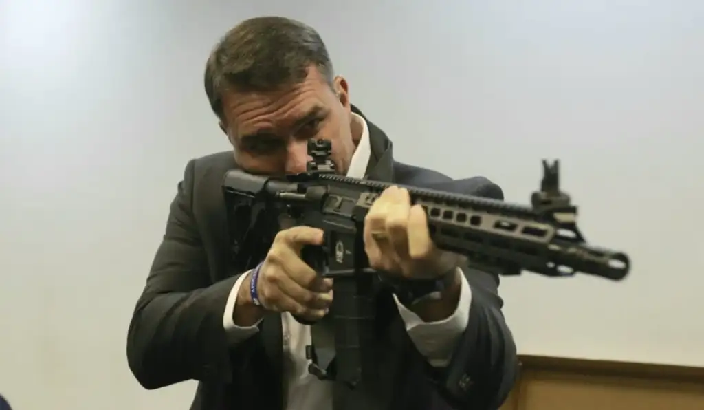Flávio quer retomar política de armas do pai e revogar Estatuto do Desarmamento