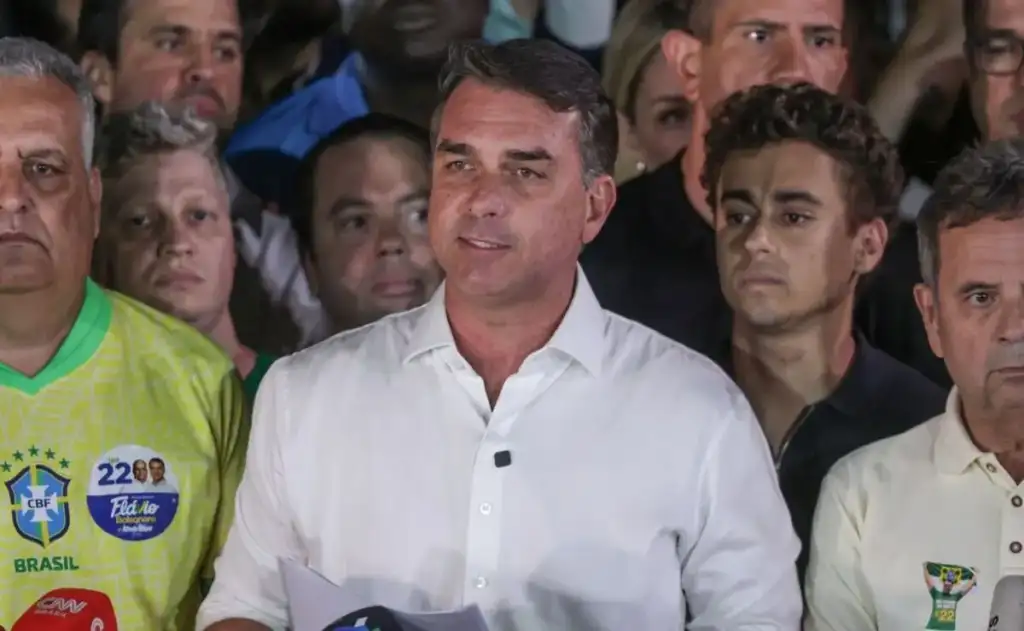 Flávio Bolsonaro planejou fuga semanas antes da derrota