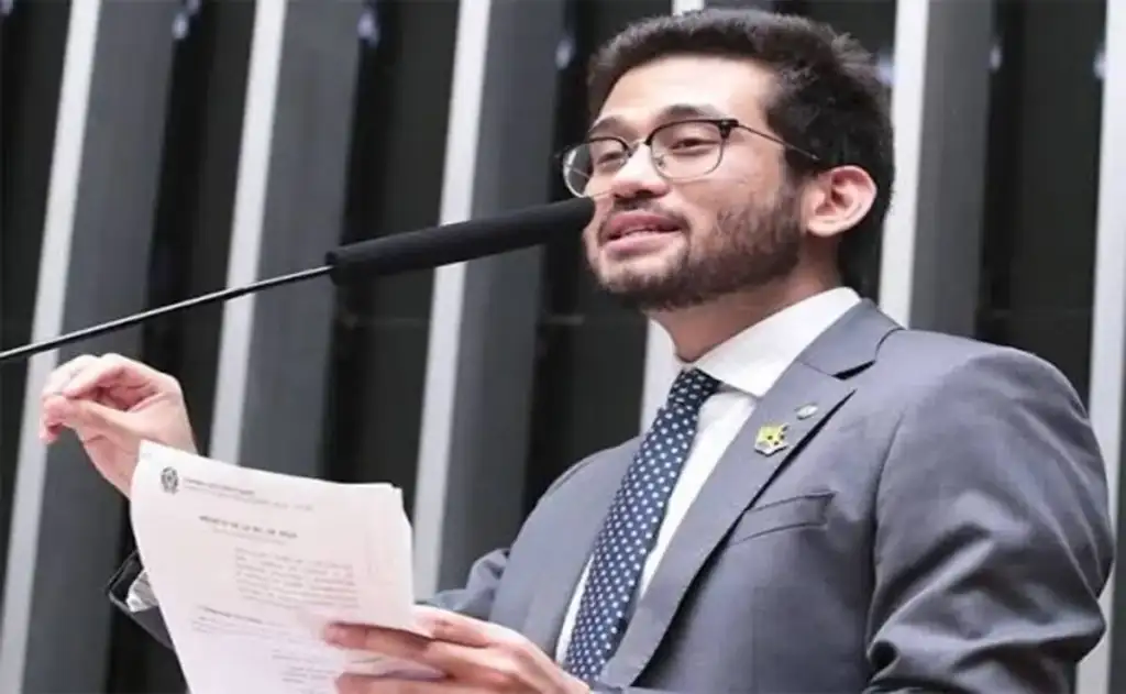 Kataguiri ecoa outros políticos da direita e diz que Flávio não faria impeachment no STF por ter rabo preso