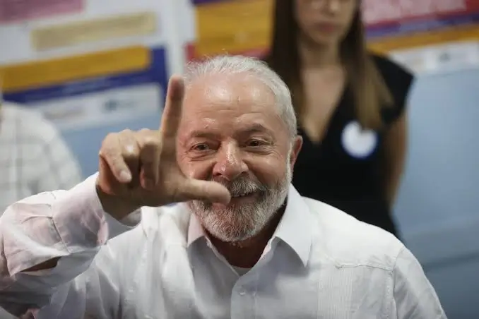 Fazer o “L” de Lula vira símbolo contra extrema-direita pelo mundo