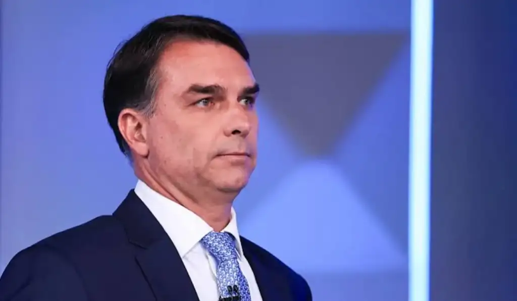 Derrota e fuga de Flávio abrem caminho para avanço de investigações no STF