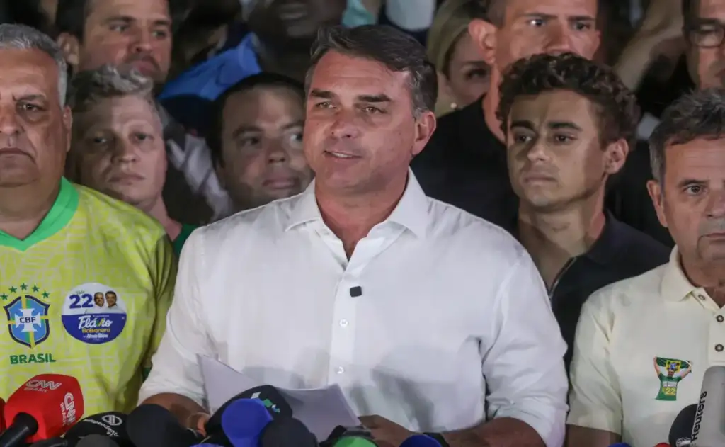 Em carta após derrota e fuga, Flávio Bolsonaro diz ser o “verdadeiro presidente eleito” do Brasil