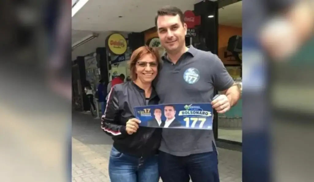 Quem é Mariana? Post de Janones resgata suspeitas sobre ex-assessora de Flávio