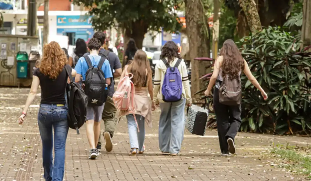 Jovens sem trabalho e fora da escola caem ao menor nível em dez anos